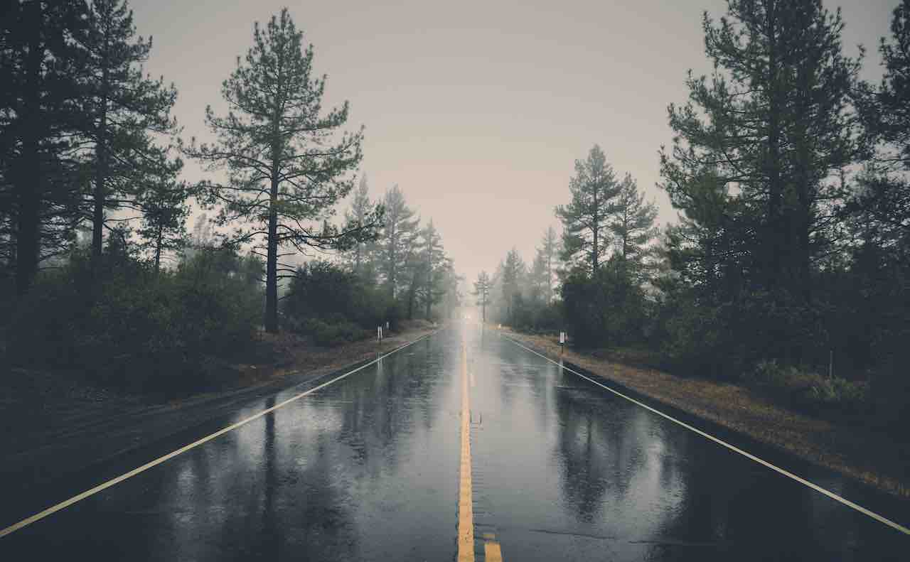 雨が降る道路